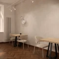 Stolik restauracyjny 80x80x75 cm z metalową nogą typu pająk i drewnianym blatem