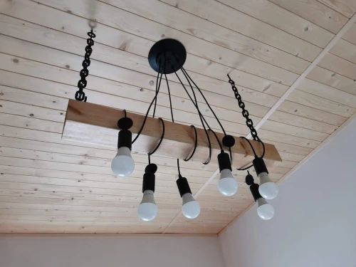 Lampa loft wisząca, lite drewno, metalowe łańcuchy